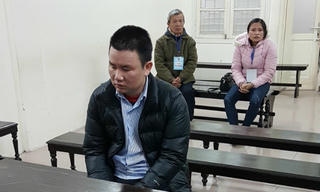 Đưa vợ đi trị bệnh, người đàn ông 'nổi điên' đâm trọng thương công an