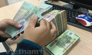 Ngân hàng đua nhau tặng lãi suất cho khách gửi tiết kiệm đầu năm mới