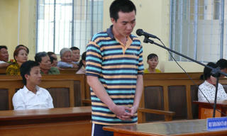 Tưới xăng đốt vợ vì nghi ngoại tình