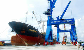 Nghĩ cách phát triển dịch vụ logistics