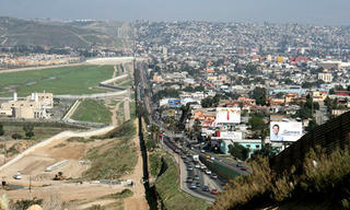 Ông Trump quyết triển khai quân đội tới biên giới Mexico