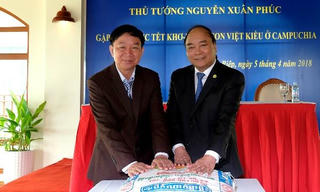 Thủ tướng tặng quà cho gia đình người Campuchia gốc Việt
