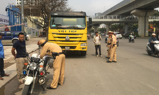Bất chấp quy định xe tải trọng lớn vẫn đi vào giờ cấm, đường cấm Hà Nội