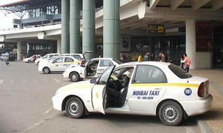 Rà soát lại việc nhượng quyền khai thác taxi, xe khách tại Cảng Nội Bài