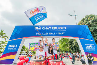 Hà Đức Chinh và Bùi Tiến Dụng  chạy cùng hàng nghìn người quyên góp tiền cho trẻ em nghèo tại EDURUN 2018