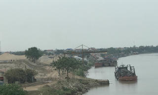 Tiên Lữ, Hưng Yên: Dấu hiệu “tiếp tay” cho doanh nghiệp tập kết cát sỏi trái phép?