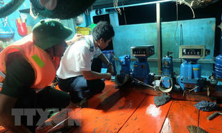 Bắt quả tang nhiều tàu cá mua bán dầu trái phép trên biển Cà Mau