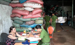 Bột pin trong xưởng phế phẩm cà phê: Nghịch lý không dễ khởi tố tội chế biến thực phẩm bẩn 