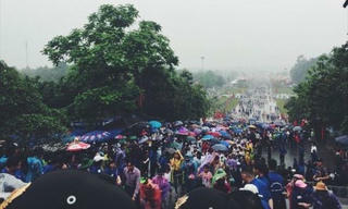 Lực lượng an ninh và sinh viên đội mưa nhiều giờ hướng dẫn du khách tại Đền Hùng