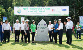 Vinamilk trồng gần 100 ngàn cây xanh và trao tặng 66 ngàn ly sữa tại Cà Mau