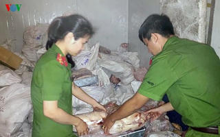 Nghệ An: Phát hiện gần 5 tấn thực phẩm bẩn không có nguồn gốc trong kho