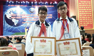 Hai học sinh lớp 8 làm cánh tay robot cho người khuyết tật