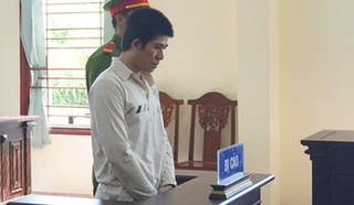 Cậu rủ cháu ruột 12 tuổi vào nhà tắm làm trò đồi bại