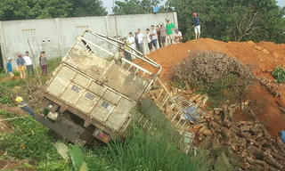Bình Phước: Xe tải đâm xe ba gác, 2 người tử vong tại chỗ