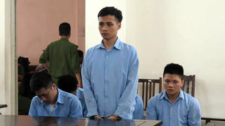 Dán cáo phó, mở nhạc đám hiếu để đòi nợ