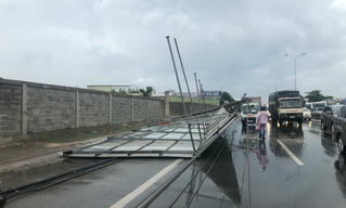 Gió lớn, nhiều cột điện đổ trên QL51