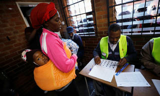 Cử tri Zimbabwe bước vào cuộc bầu cử lịch sử