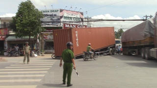 Hai xe container đâm nhau, hàng chục khối gỗ quý tràn ra đường