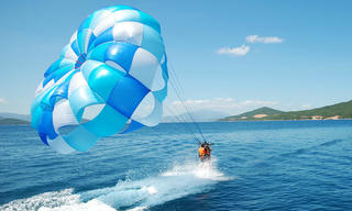 Dịch vụ dù bay “làm loạn” bãi biển miền Trung