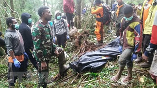 Tìm thấy xác máy bay rơi ở Indonesia, duy nhất 1 cậu bé sống sót