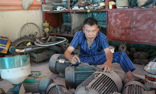“Ông gù” sáng chế xe ba bánh, thang máy 