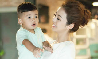 Jennifer Phạm khoe con trai út giống hệt chồng doanh nhân