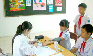Lời giải nào cho bài toán “100% học sinh, sinh viên tham gia bảo hiểm y tế”?