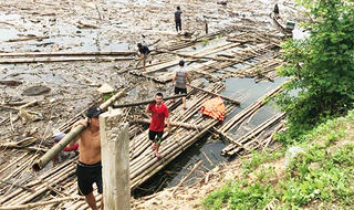 Lòng hồ thủy điện Bản Vẽ đang được dọn rác tích cực