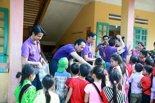 Chủ tịch Think Big Group trao 1,5 tỷ đồng cho quê hương Yên Bái 