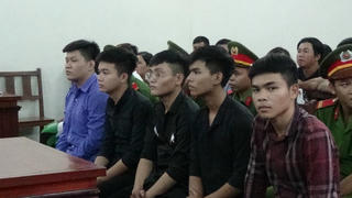 Những thanh niên vướng lao lý chỉ vì “cái nhìn đểu”