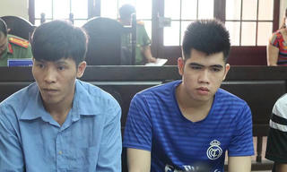 Nhóm thanh niên ném đá, đập phá xe cảnh sát lĩnh án
