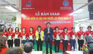 Hà Nội: Hoàn thành bàn giao sổ bảo hiểm xã hội cho người lao động