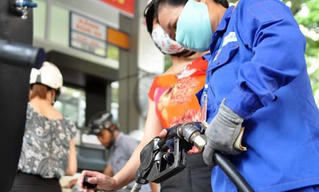 Giá xăng có thể giảm mạnh vào thứ Hai