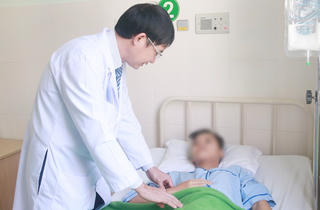 Cứu sống bệnh nhân bị tai nạn làm vỡ manh tràng