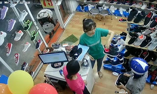 Clip 'lật mặt' người phụ nữ trộm điện thoại trong shop giày 