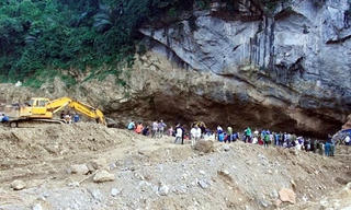 Vụ sập hang khai thác vàng ở Hòa Bình: Đưa thêm 4 máy xúc vào hang
