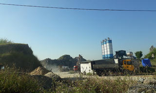 Trạm trộn bê tông trái phép thách thức chính quyền