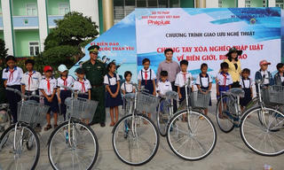Trao 100 xe đạp cho học sinh và 1.200 lá cờ cho ngư dân tại Bạc Liêu