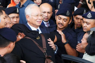 Malaysia mở lại cuộc điều tra về thương vụ mua tàu ngầm 16 năm trước