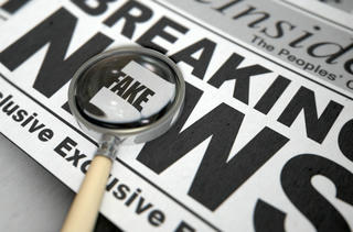 Dùng luật đối phó Fake News