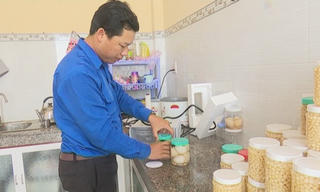 Chàng trai miền Tây khởi nghiệp bằng trứng vịt muối ngâm thuốc bắc