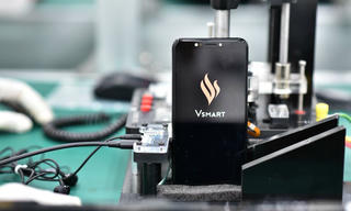 Cận cảnh dàn robort “khủng” tại nơi sản xuất điện thoại Vsmart