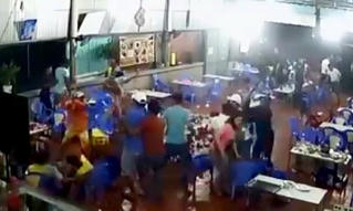 Nhóm thanh niên chém người loạn xạ trong quán ăn