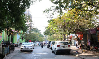 Giao thông bị cản trở vì ô tô đỗ dưới lòng đường, vỉa hè bị chiếm dụng