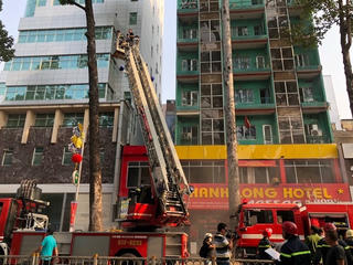 Cứu 7 người trong căn nhà bốc cháy