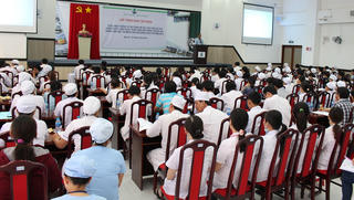 'Giữ chân' bác sĩ bệnh viện công cách nào?
