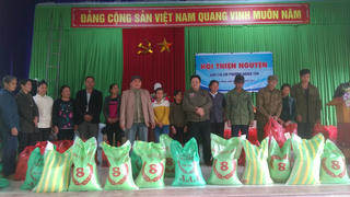 2 tấn gạo và quà đến với hộ nghèo