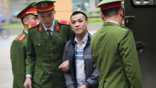 Vụ 9 bệnh nhân chạy thận tử vong ở Hòa Bình: “Thân chủ của tôi không thể dùng lưỡi hay tay để xác định còn tồn dư hóa chất“
