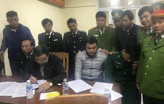 Bắt đối tượng giấu 120 bánh heroin trong ô tô