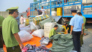 “Soi” kỹ chợ đầu mối, điểm tập kết hàng gần biên giới